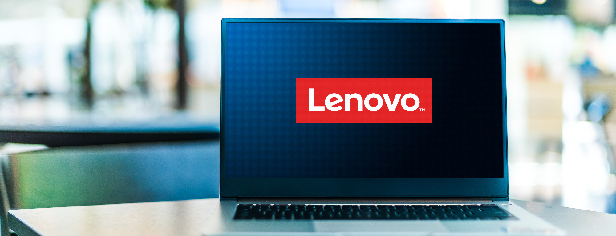 Prijateljica uz ekran za laptop Lenovo postiže odlične rezultate